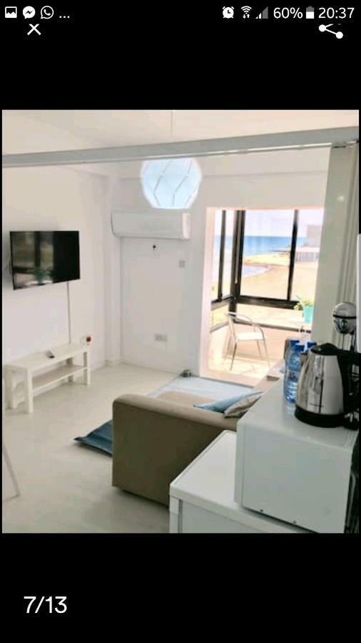 לרנקה Bettys 1Br Seafront Apt מראה חיצוני תמונה