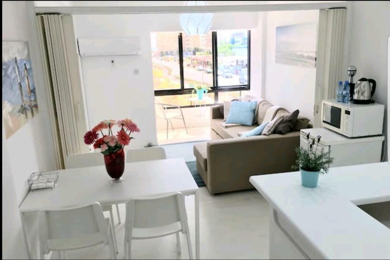 לרנקה Bettys 1Br Seafront Apt מראה חיצוני תמונה