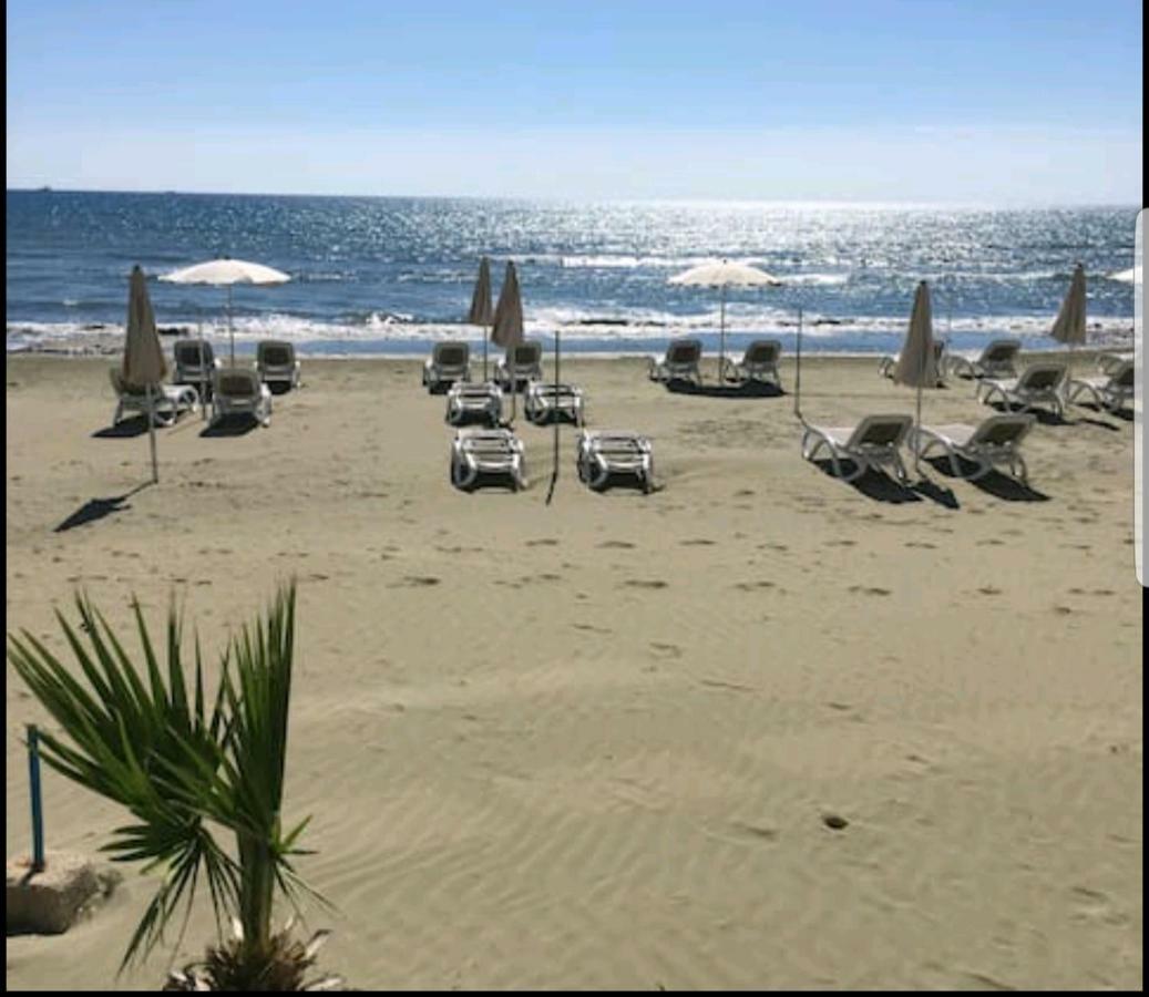 לרנקה Bettys 1Br Seafront Apt מראה חיצוני תמונה